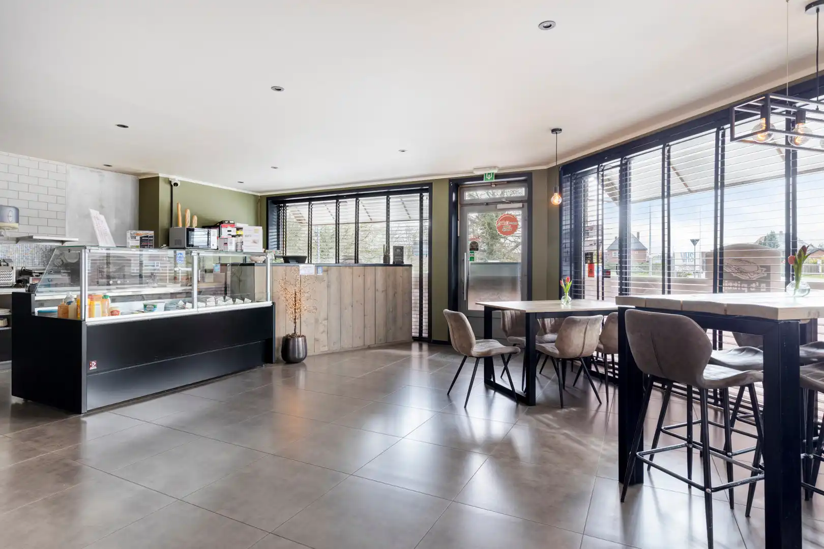 Te koop: Succesvolle broodjeszaak & trattoria met ruim overdekt terras foto 4