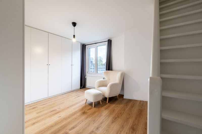 Recent gerenoveerde woning met ruime garage foto 10