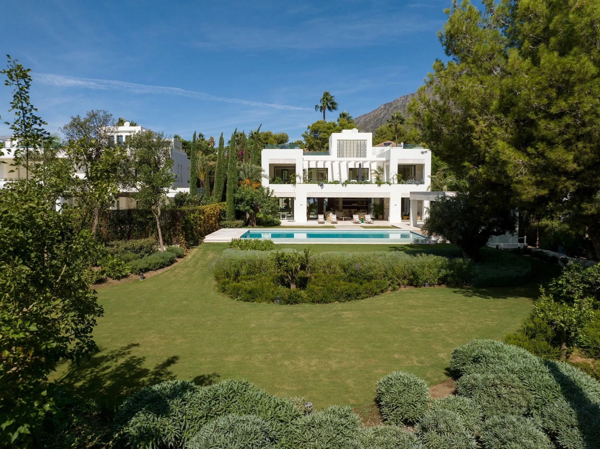 Ultieme luxe in Marbella: exclusieve villa met prachtige tuinen en privézwembad aan de Golden Mile foto 32