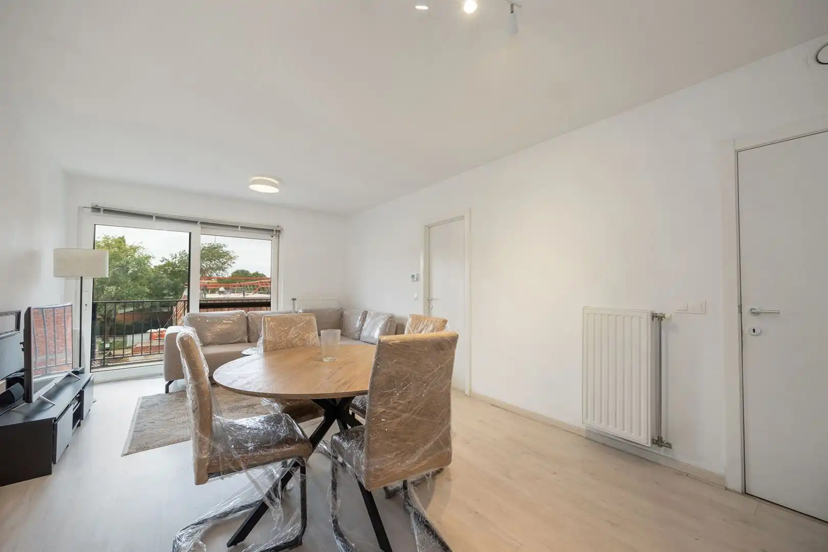 Modern en licht appartement met terras in parkomgeving. foto 6