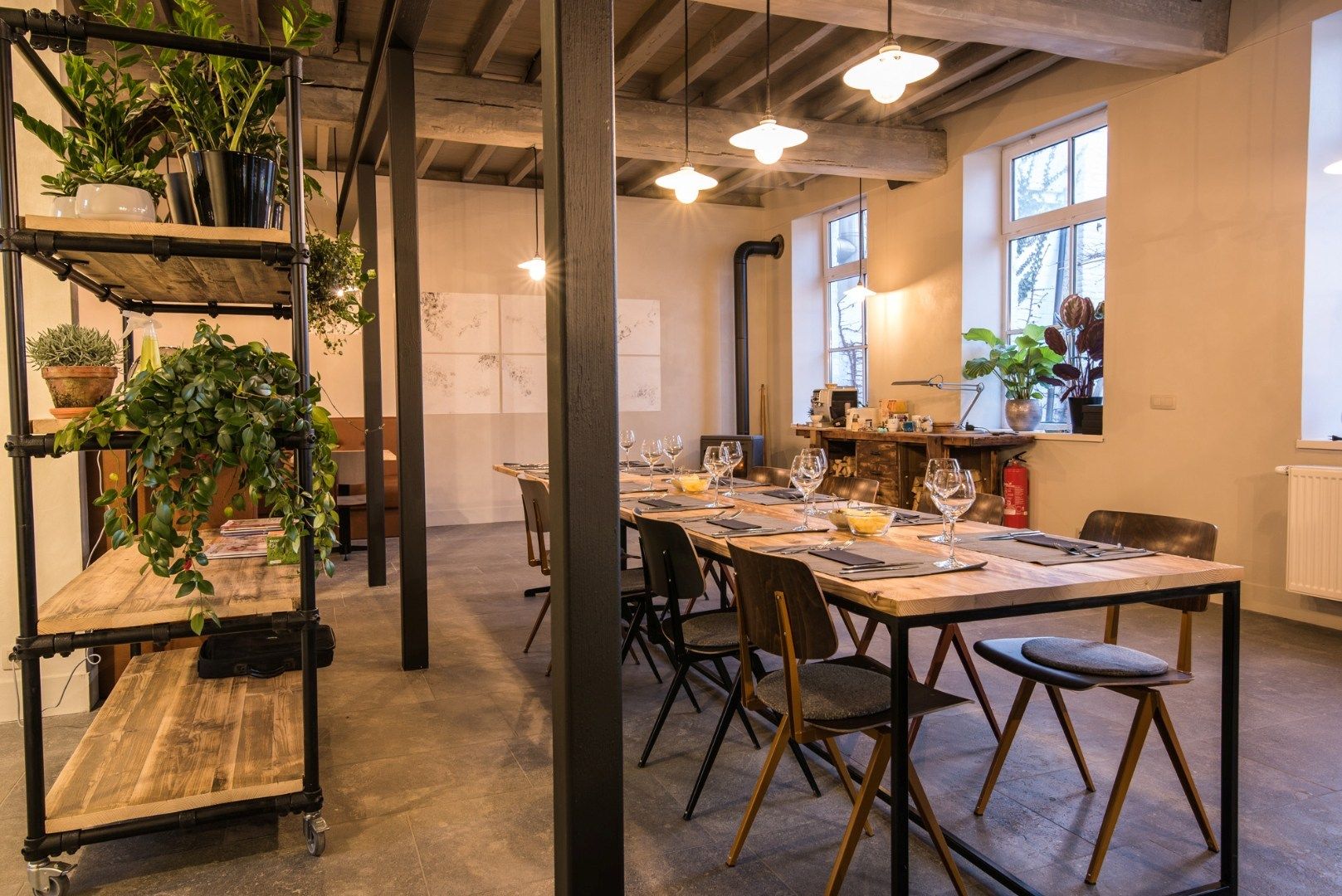 Gerenoveerde handelszaak met ruime woning en gezellige stadstuin te centrum Roeselare foto 3