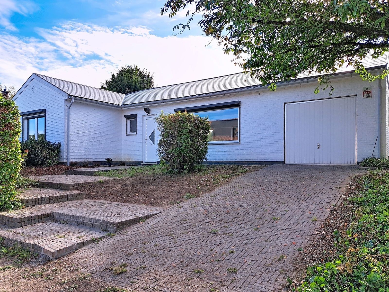 Bungalow te huur foto {{pictureIndex}}