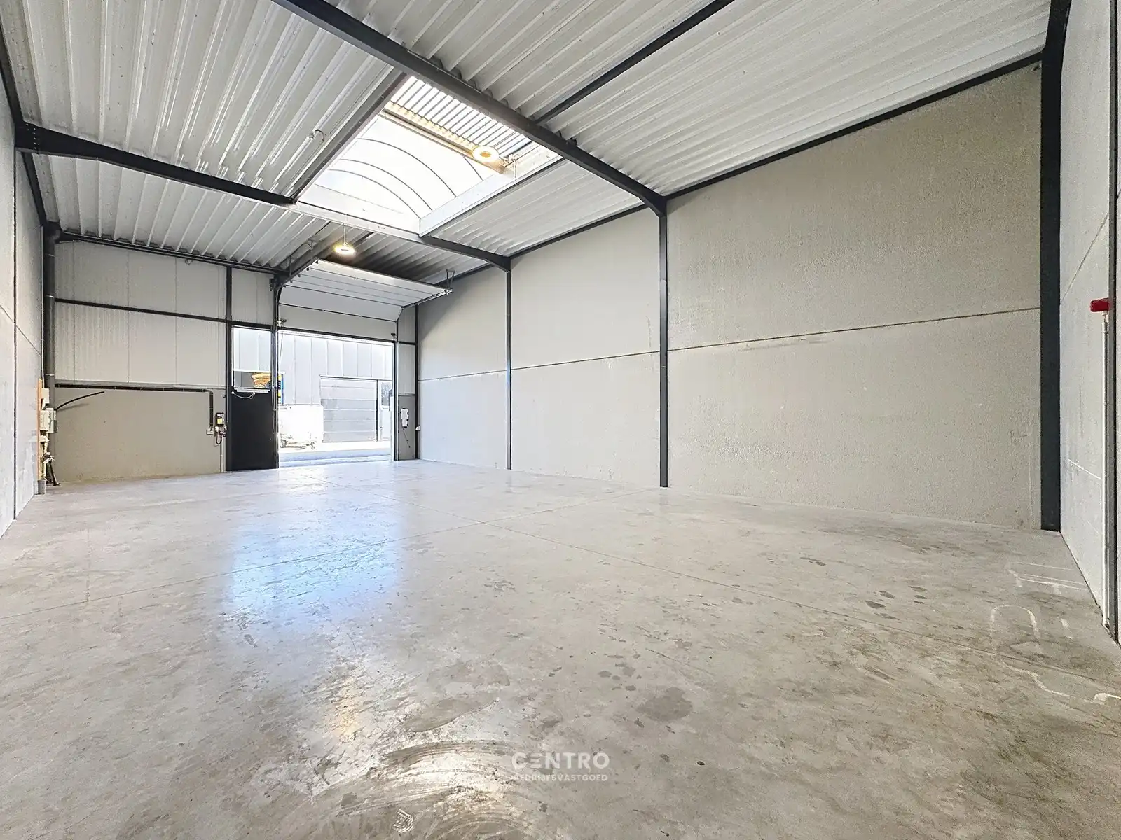 Goed GEISOLEERD MAGAZIJN (180m2) TE HUUR, inclusief private parkeerplaats voor de deur en vrije hoogte 6m op ambachtelijke zone te Ingelmunster. foto 4