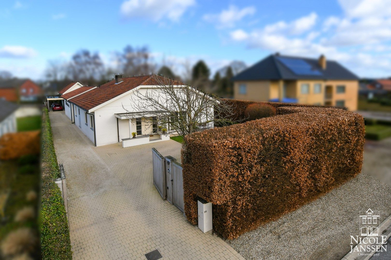 Verrassend ruime woning met bijgebouw en mooie tuin met zwembad foto 2