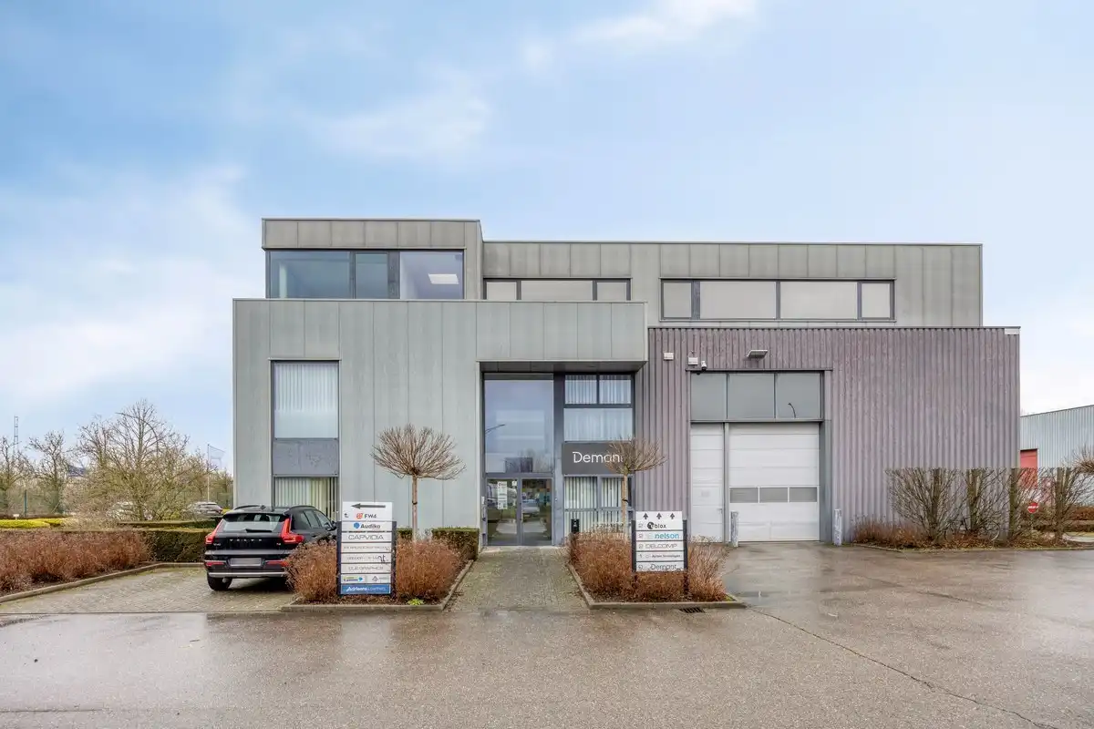 Kantoor te koop in het industriepark te Haasrode/Heverlee met 14 parkings - opp. 626 m² - verkoop onder registratierechten foto {{pictureIndex}}