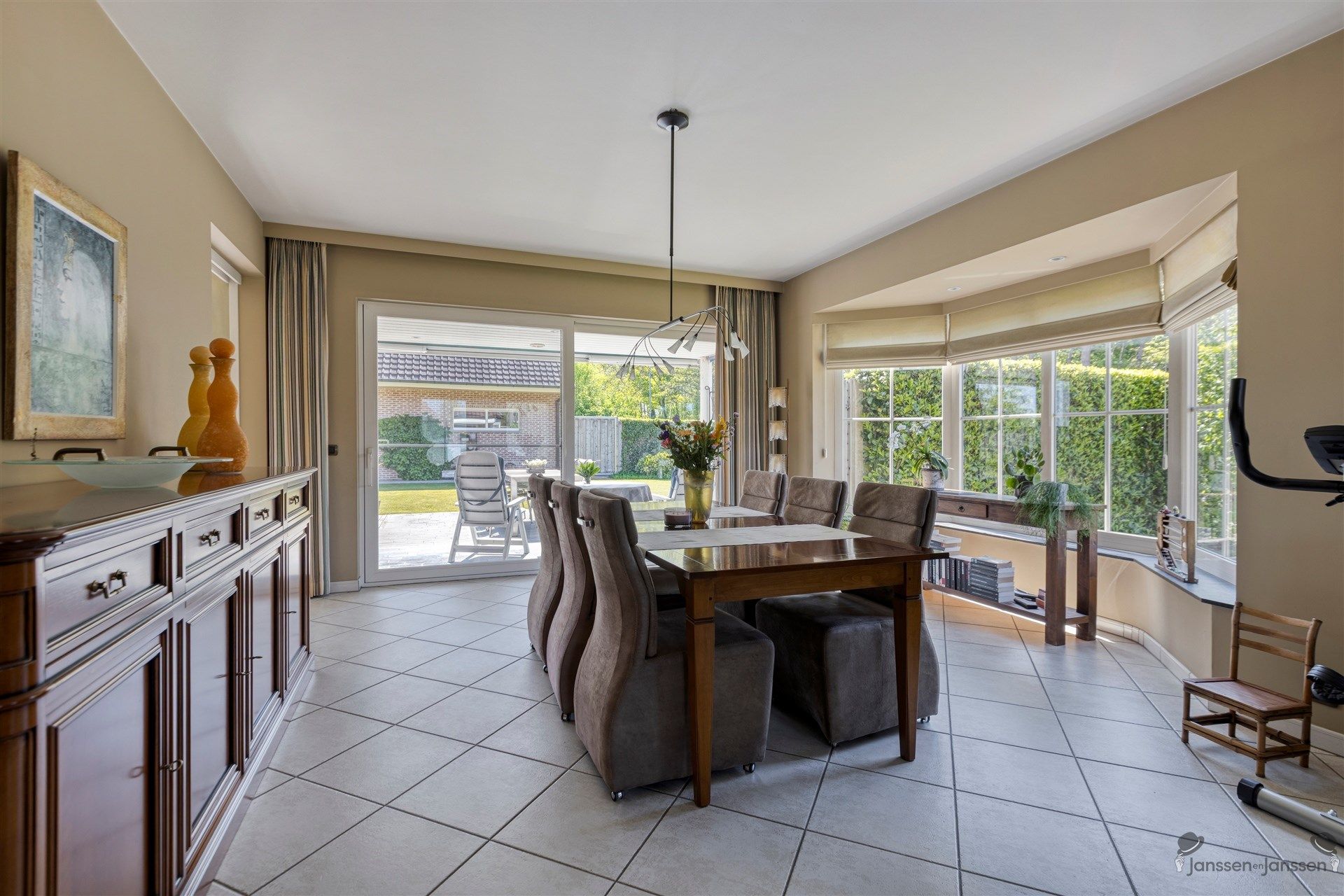 Woning met grote werkplaats  foto 4