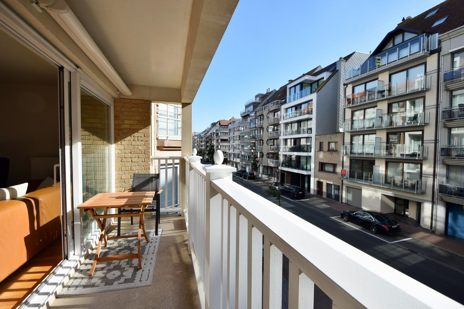 Ruim appartement met 2 slaapkamers in een recente residentie op enkele passen van de zee. foto 2