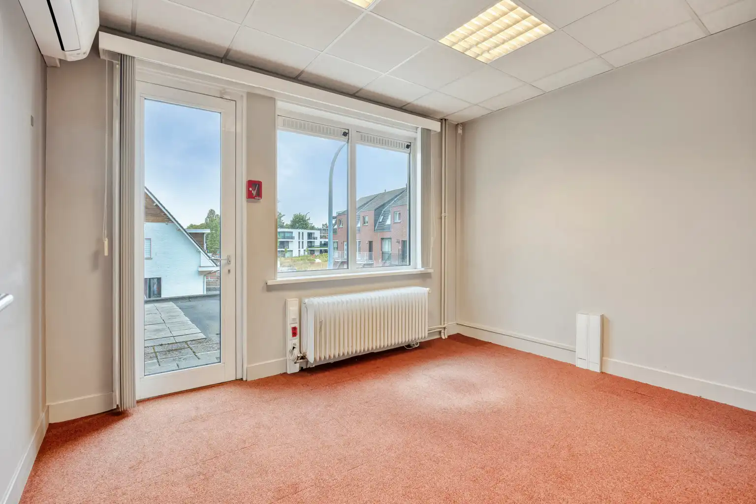 Handelsruimte met kantoren en ruime opslag in het centrum foto 18