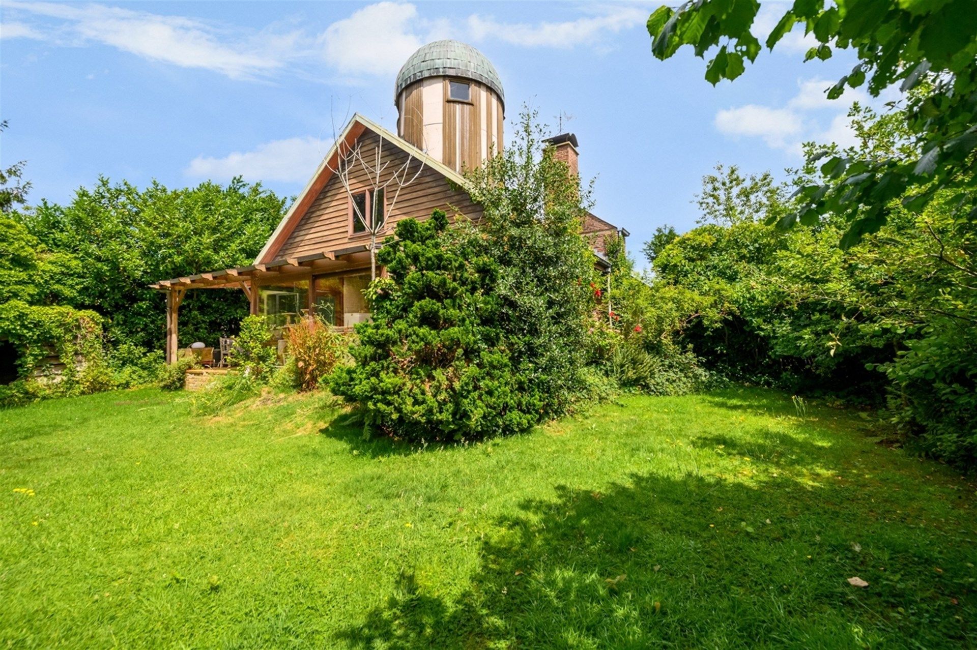 Hoofdfoto van de publicatie: Te renoveren woning met veel potentieel op perceel van 1443m²