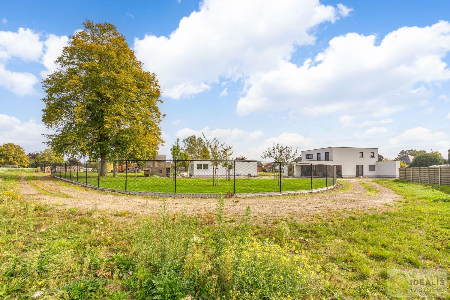 IDEALIS VASTGOED – RUIME (CASCO/VERDER AF TE WERKEN) NIEUWBOUWVILLA MET DE PERFECTE INDELING, EEN HEERLIJKE LEEFRUIMTE, KANTOOR, EXTRA RUIME BERGING, 3 RUIME SLAAPKAMERS, 3 BADKAMERS, CARPORT EN OVERDEKT TERRAS OP EEN RIANT PERCEEL VAN MAAR LIEFST 29A 51CA MET VRIJE ZICHTEN EN DE PERFECTE ORIENTATIE! foto 29