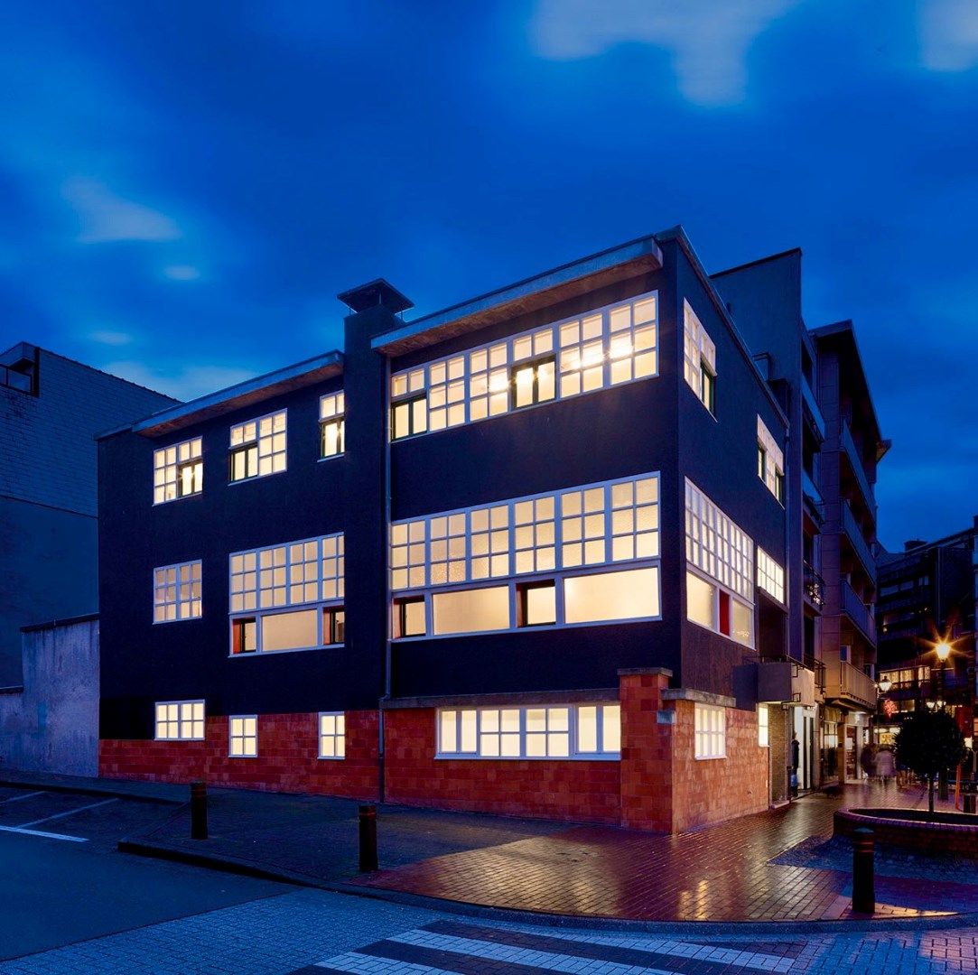 Hoekgebouw 't Zwart Huis (monument) van 500m² met ruime parking voor 4-5 wagens in het centrum van Knokke foto 2