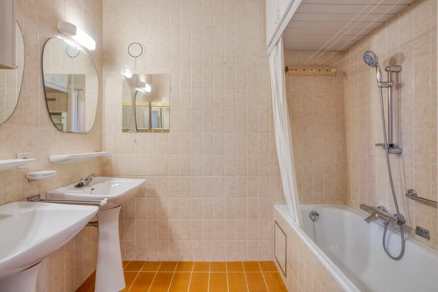 Te moderniseren hoekappartement met twee slaapkamers foto 16