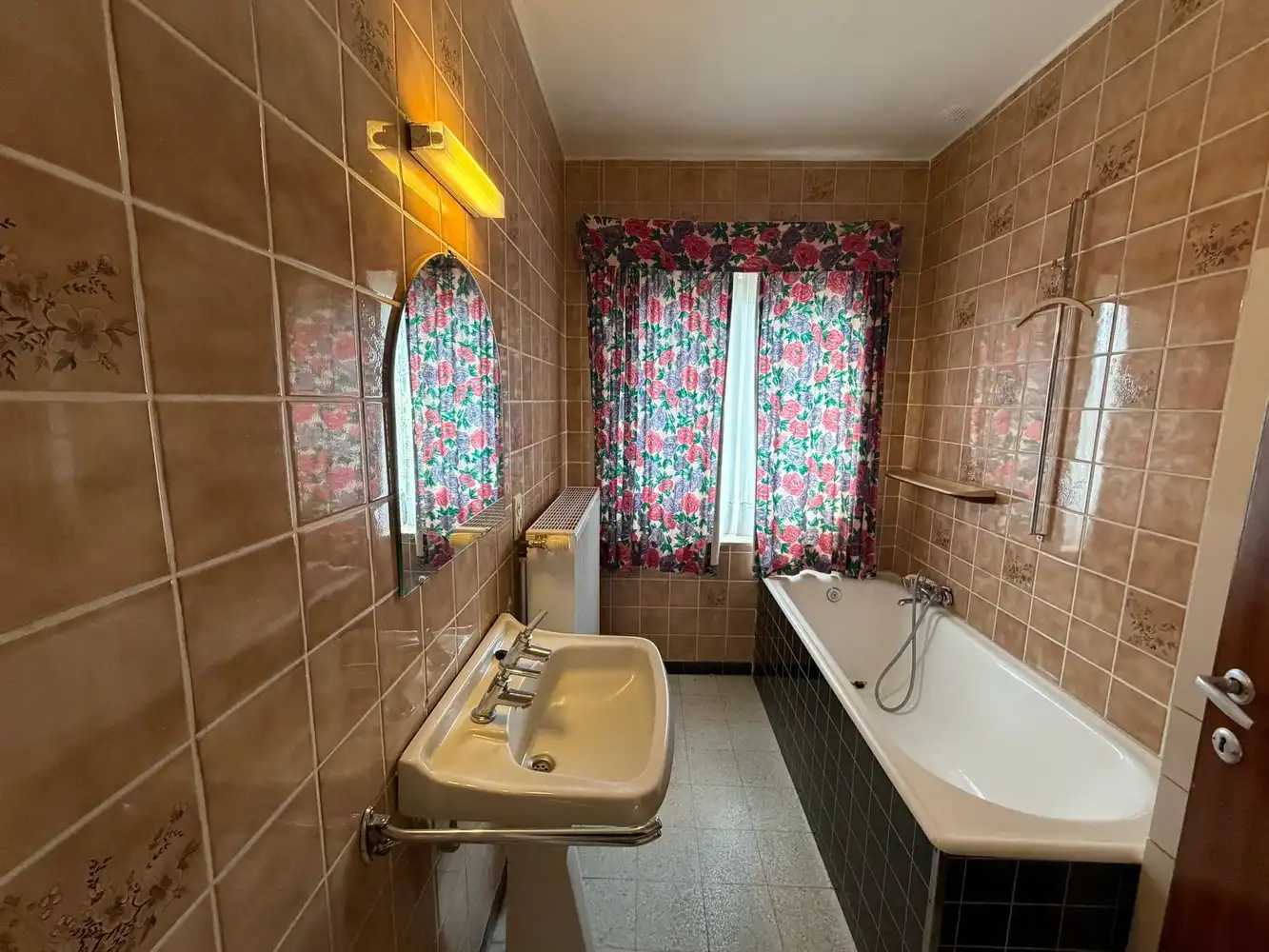 Genk – Hasseltweg 116: Op te frissen woning met 3 slaapkamers, inpandige garage, kelder, tuin en ruime parking aan de voorzijde foto 15