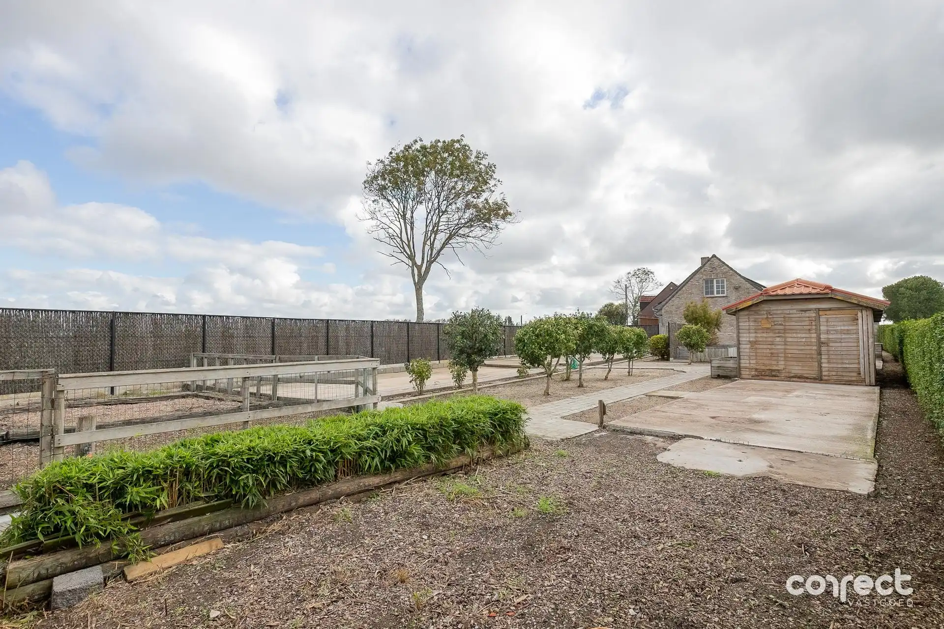 Landelijk gelegen woning op ruim perceel nabij de kust. foto 16