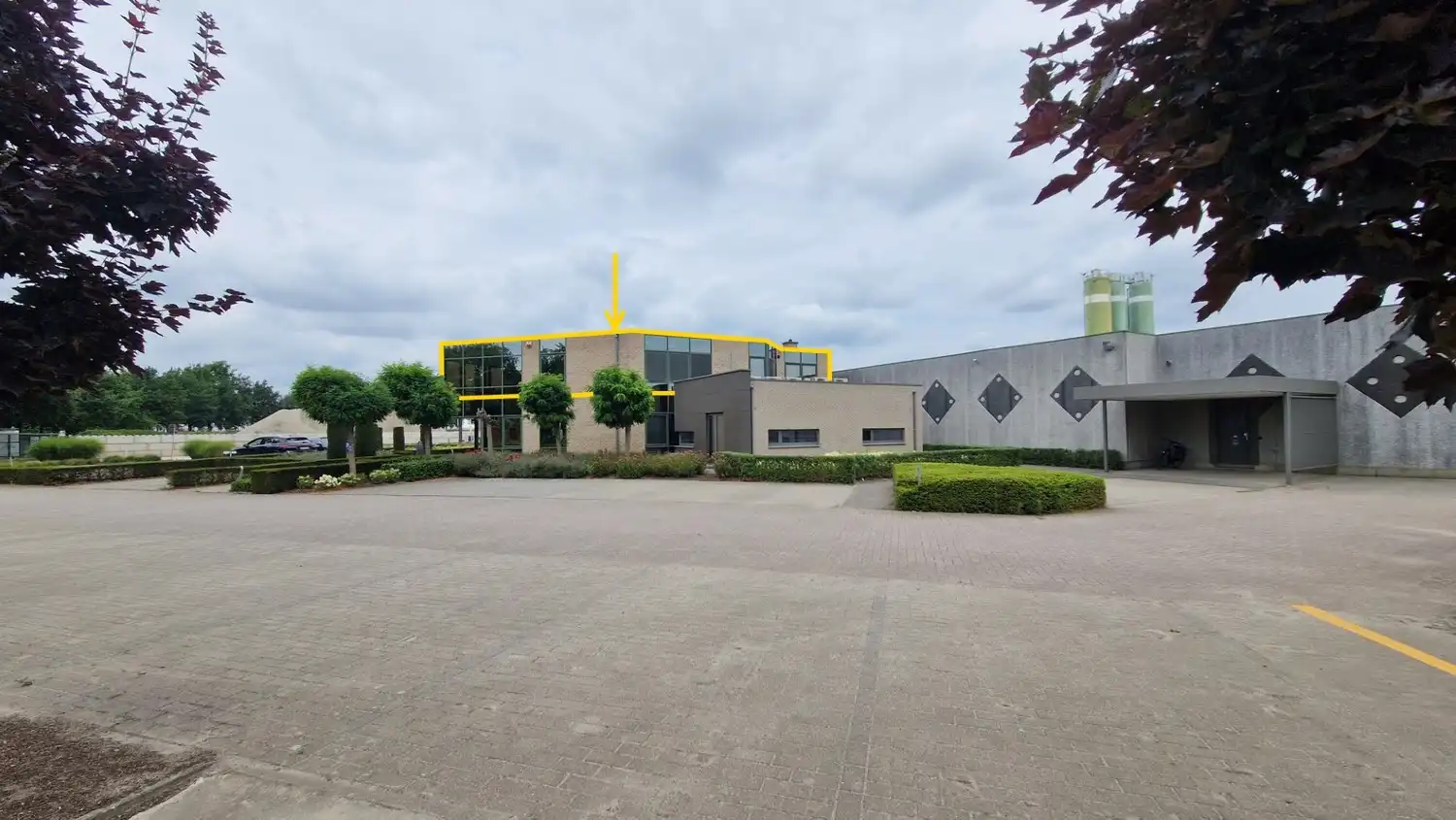 Kantoorruimtes met sanitair, kitchenette en parkeerplaatsen foto 3