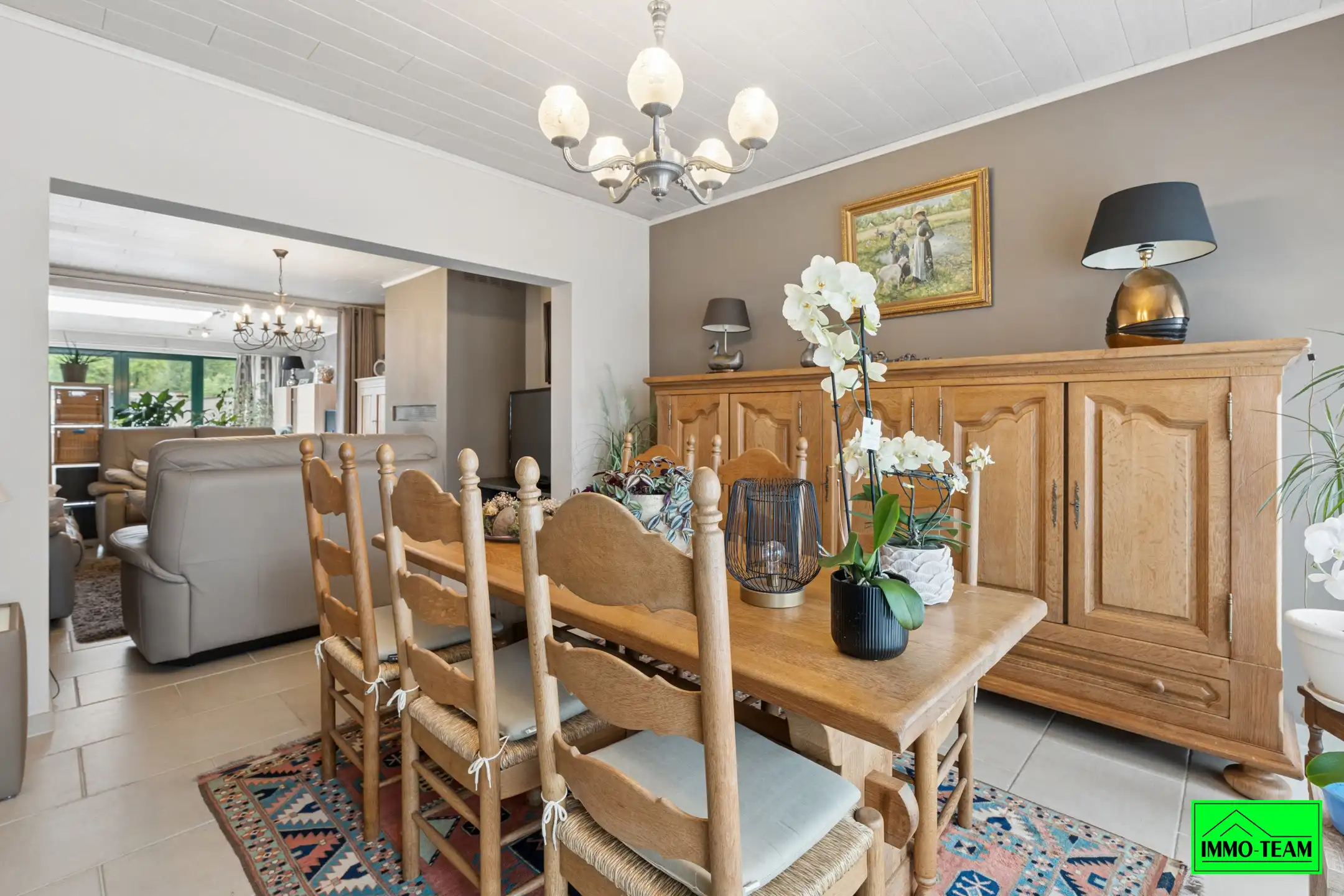  Volledig gerenoveerde en instapklare 2-gevelwoning  foto 3