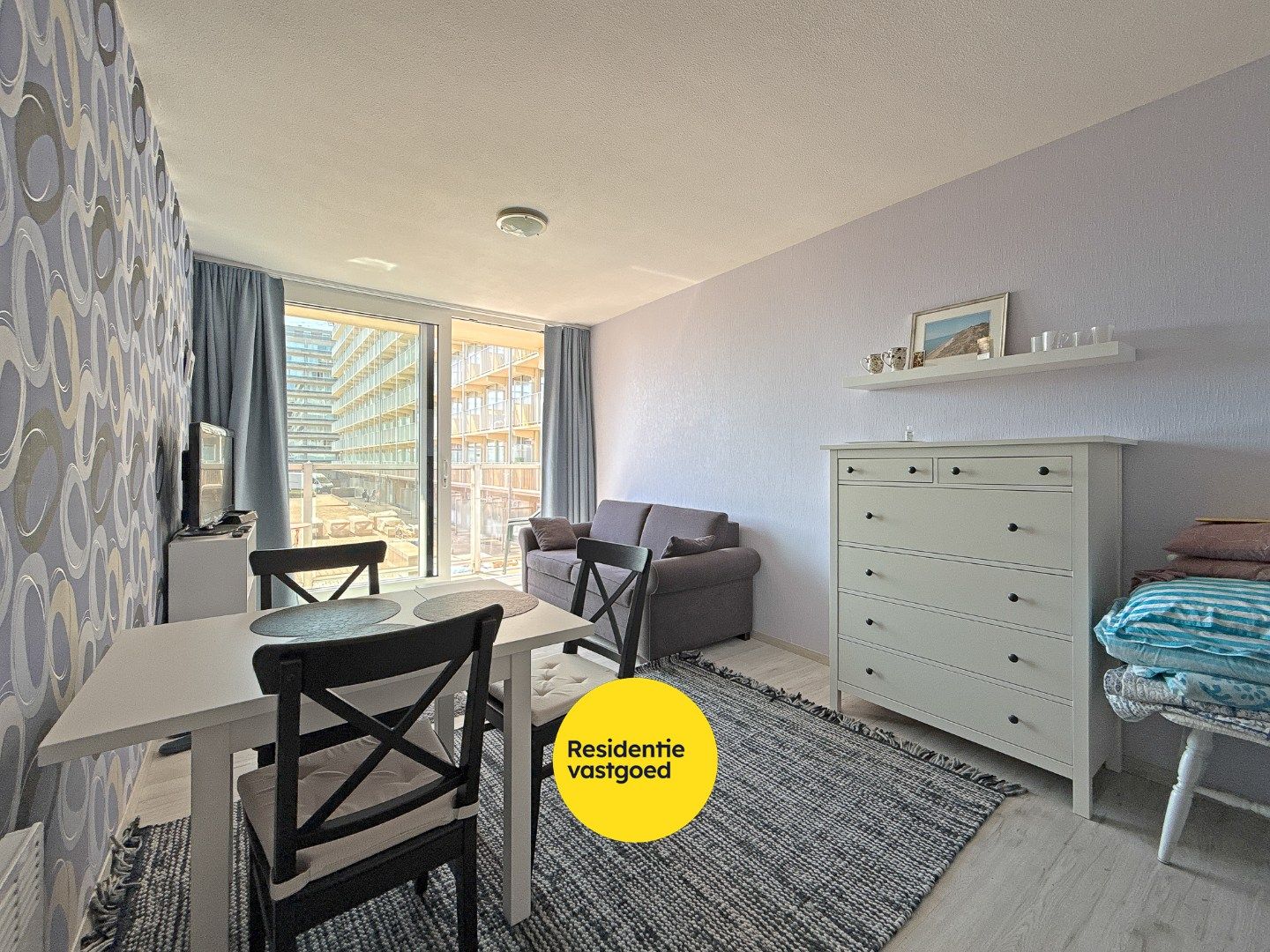 Instapklare gemeubelde studio (30 m²) met terras te Nieuwpoort-Bad. foto {{pictureIndex}}