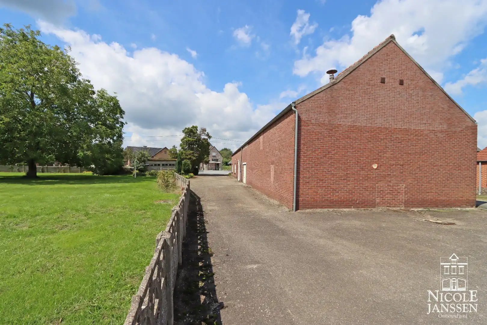 Te renoveren langgevelhoeve met garage en royale tuin op rustige locatie foto 11