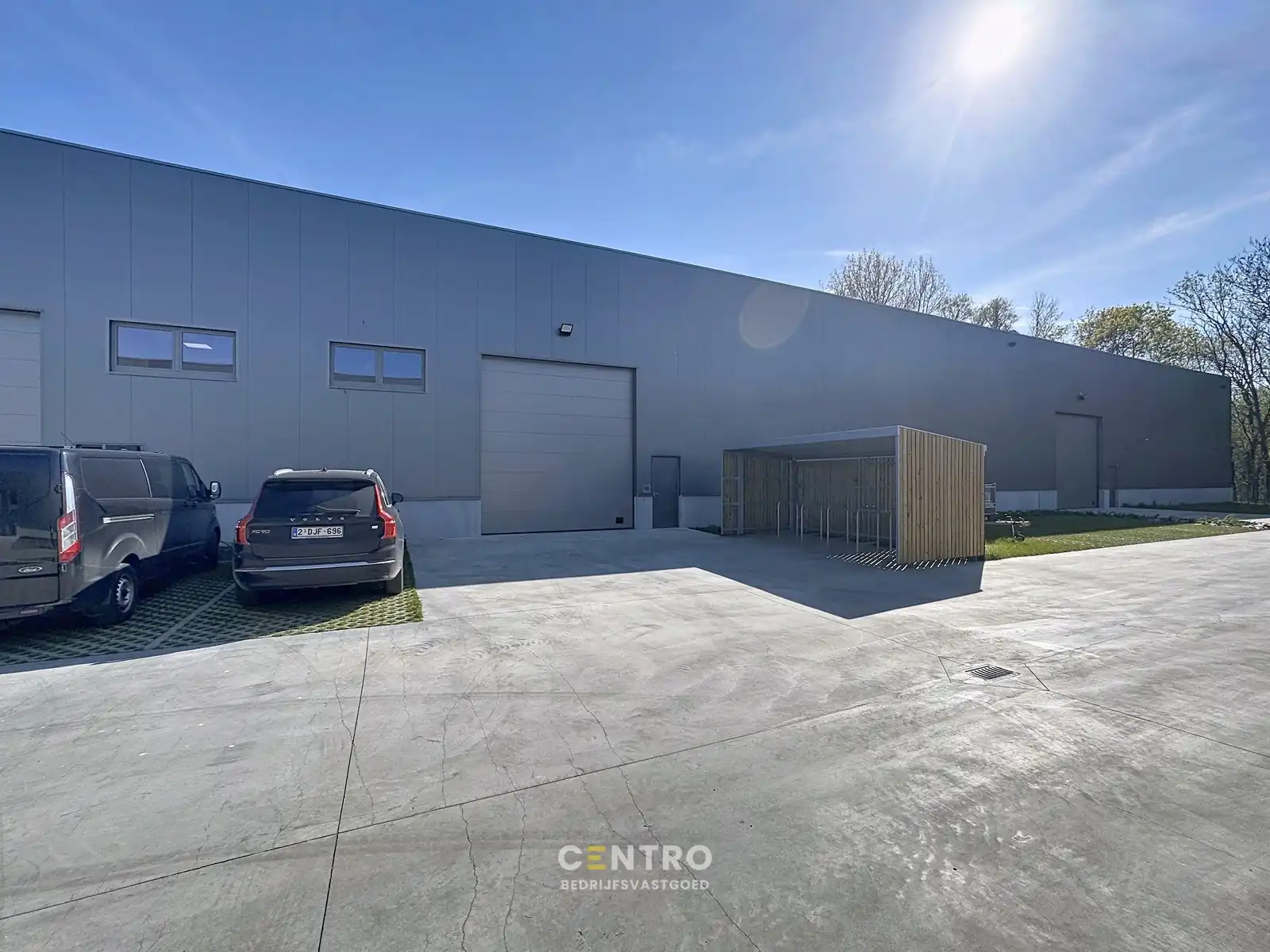 NB KMO-UNIT (410.82m²) te koop met 4 private parkeerplaatsen voor de deur, elektrische sectionaalpoort en sanitair blok op industriezone "Herdersbrug" te 8000 Brugge foto 2