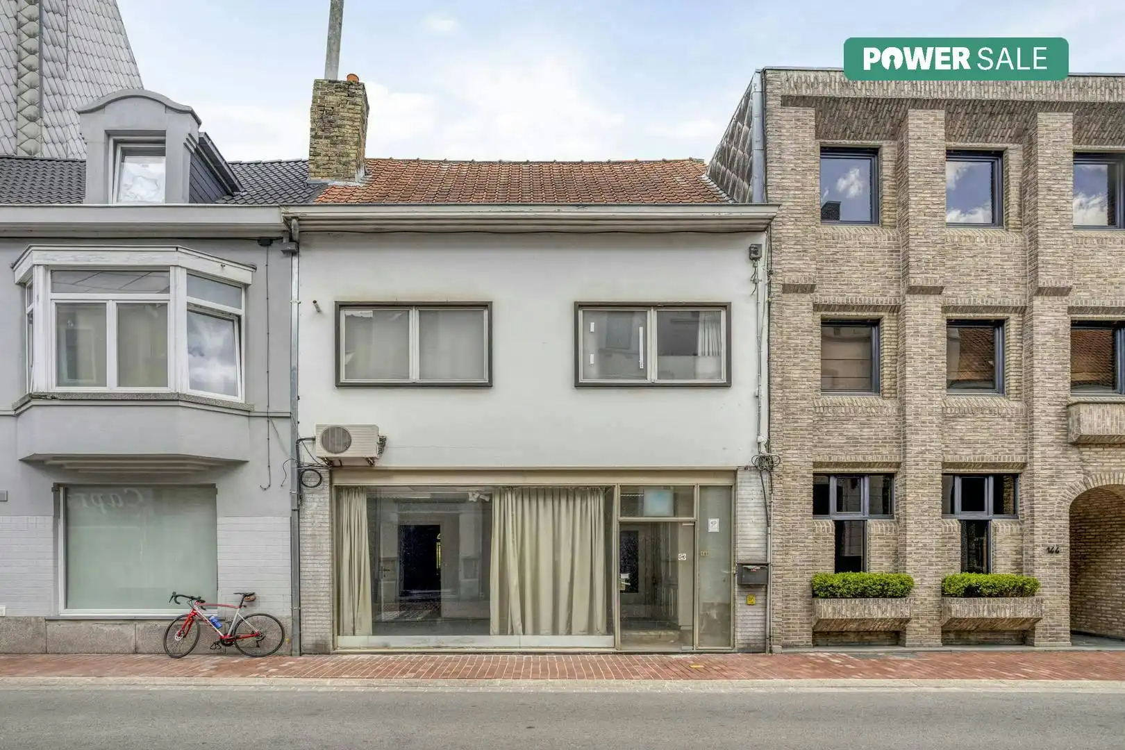 Te renoveren handelspand met woonst te koop in Roeselare foto {{pictureIndex}}