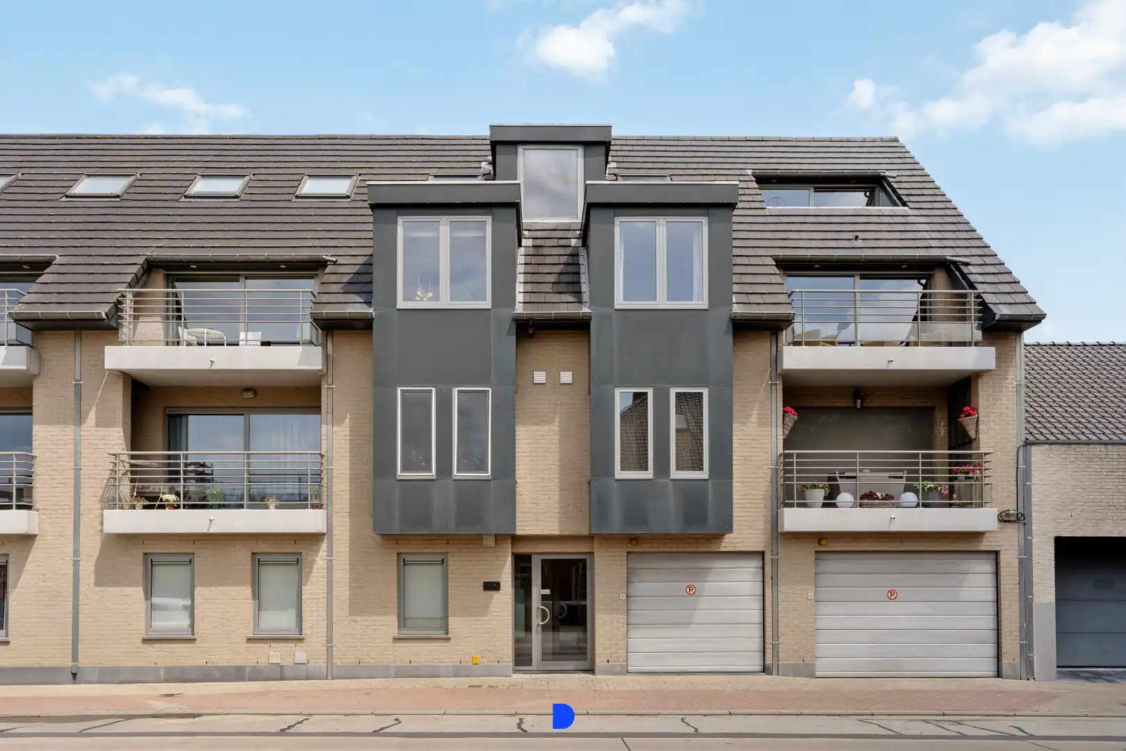 Ruim gelijkvloers appartement met terras. foto {{pictureIndex}}