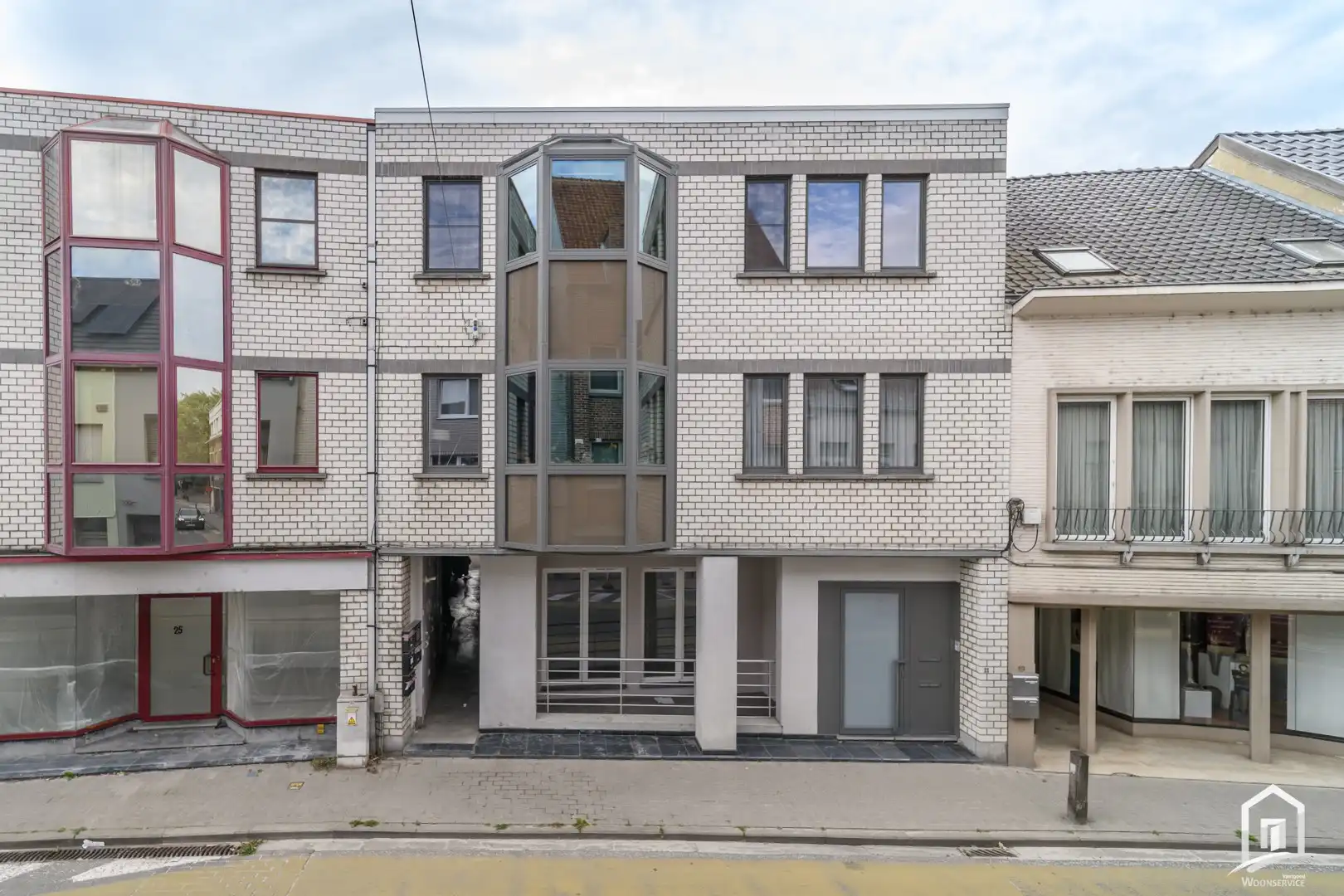 UNIEKE INVESTERING: 2 INSTAPKLARE GELIJKVLOERSE APPARTEMENTEN MET TERRAS EN STAANPLAATS foto 2