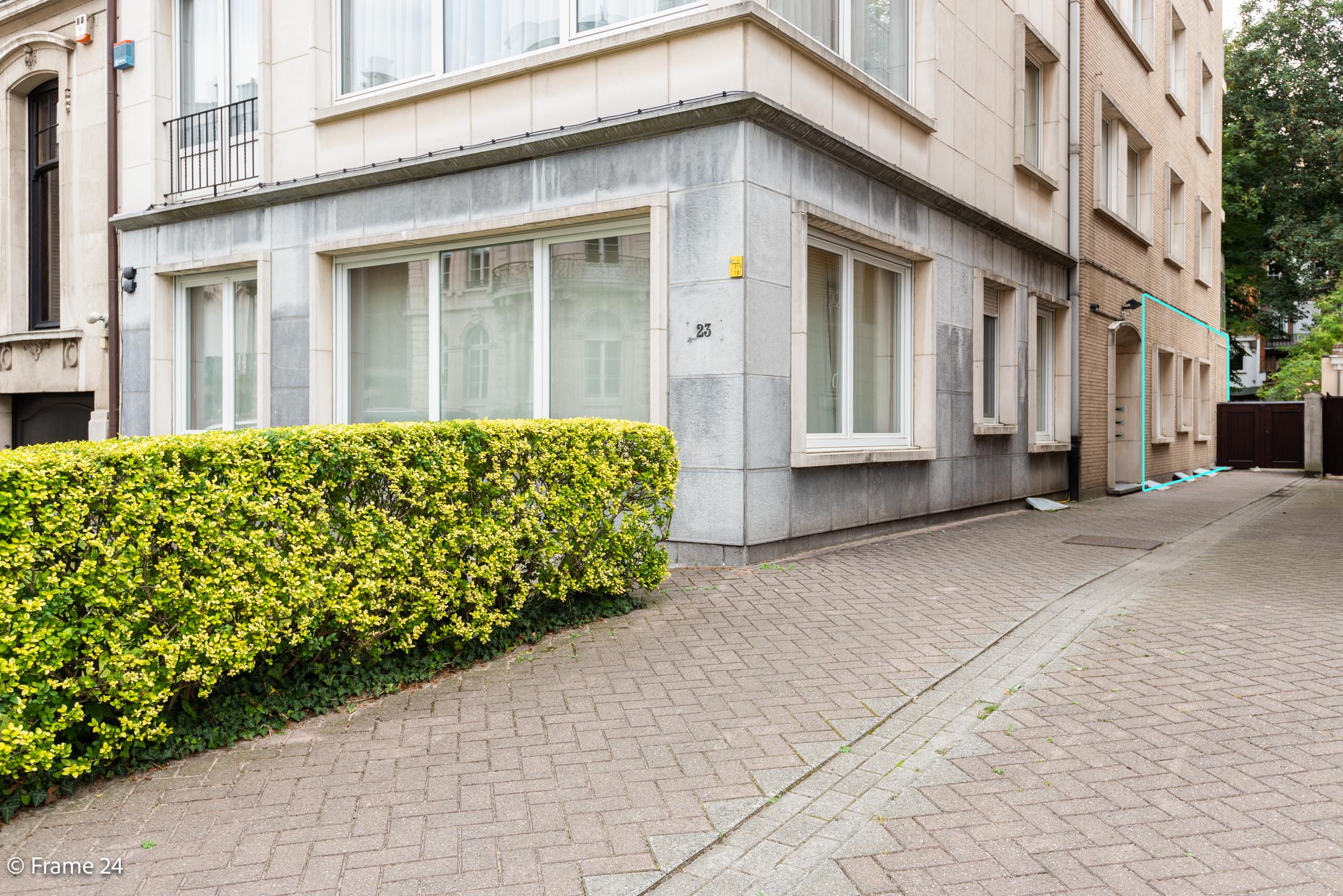 Volledig gerenoveerd gelijkvloers appartement op toplocatie. foto 2