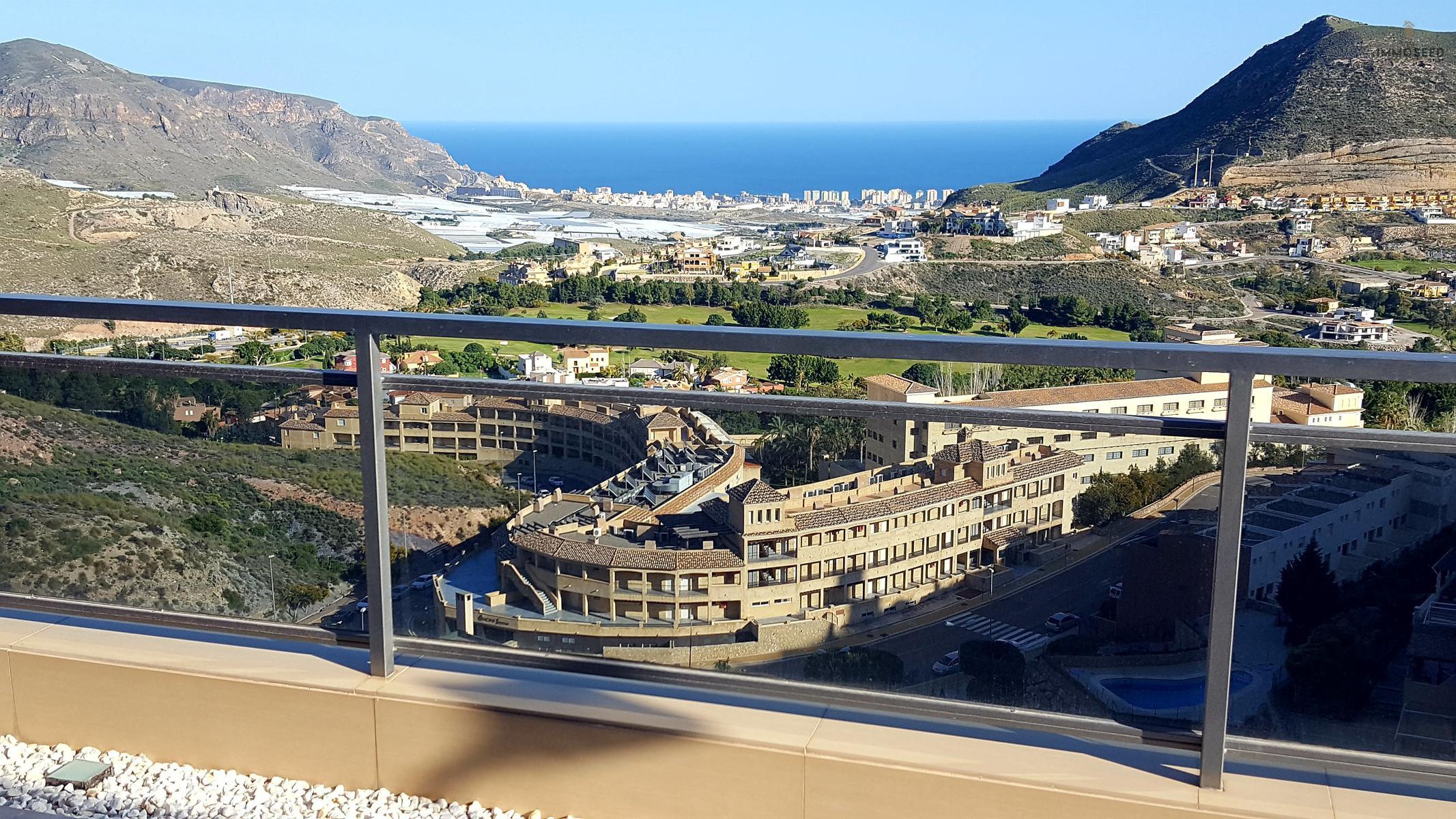 Exclusieve penthouse met zicht op zee en golfresort te Almeria foto 1