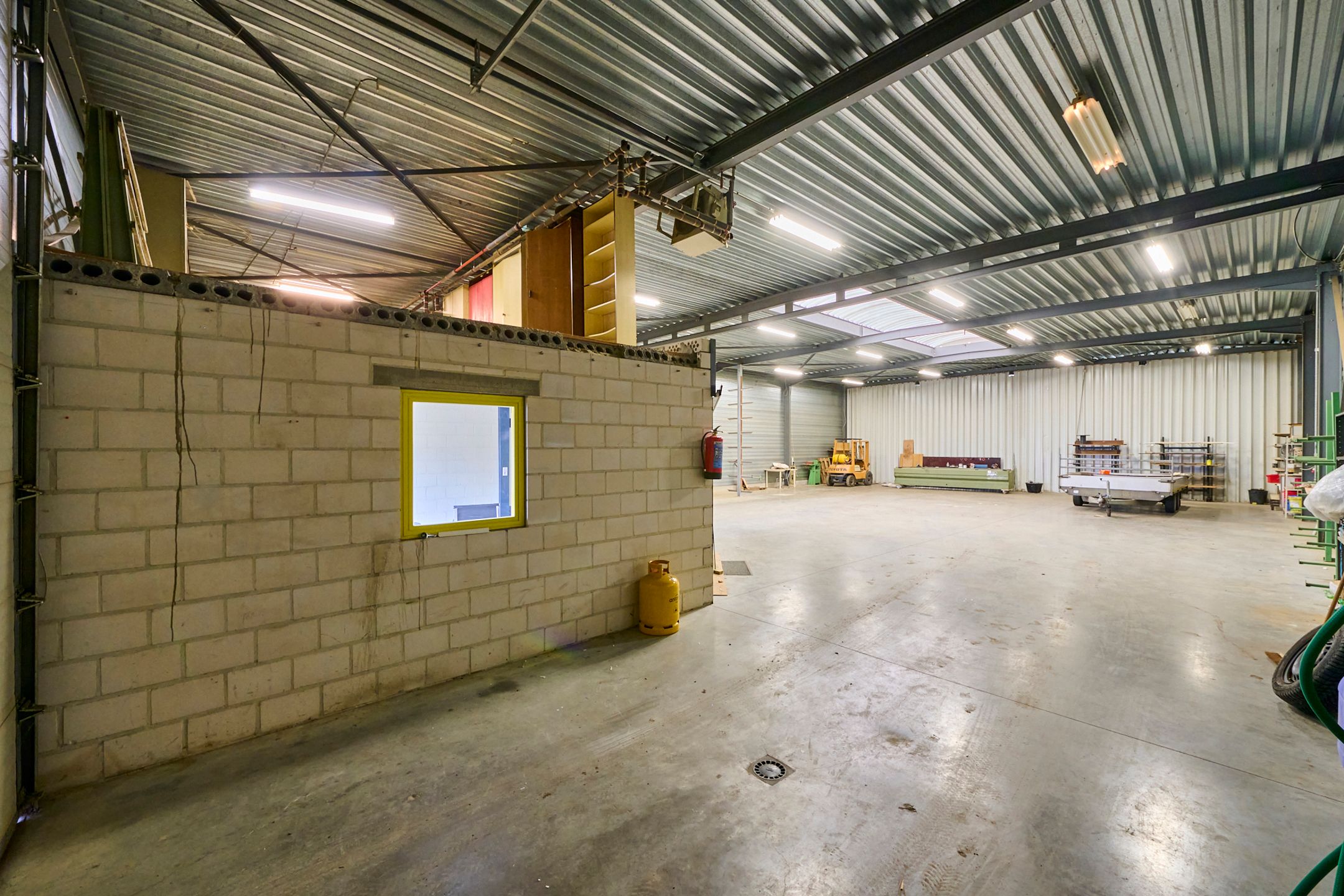 TE HUUR Zonhoven: Bedrijfsgebouw van +/- 390m² incl. kantoor foto 3