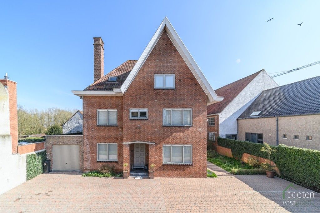 POPERINGE: Voormalige burgemeesterswoning doorprikt van charme, historie en karakter met 6 slpks en 4 badk., garage en meerdere parkeerplaatsen met een betoverende tuin op 1.521m² grondopp. foto 21
