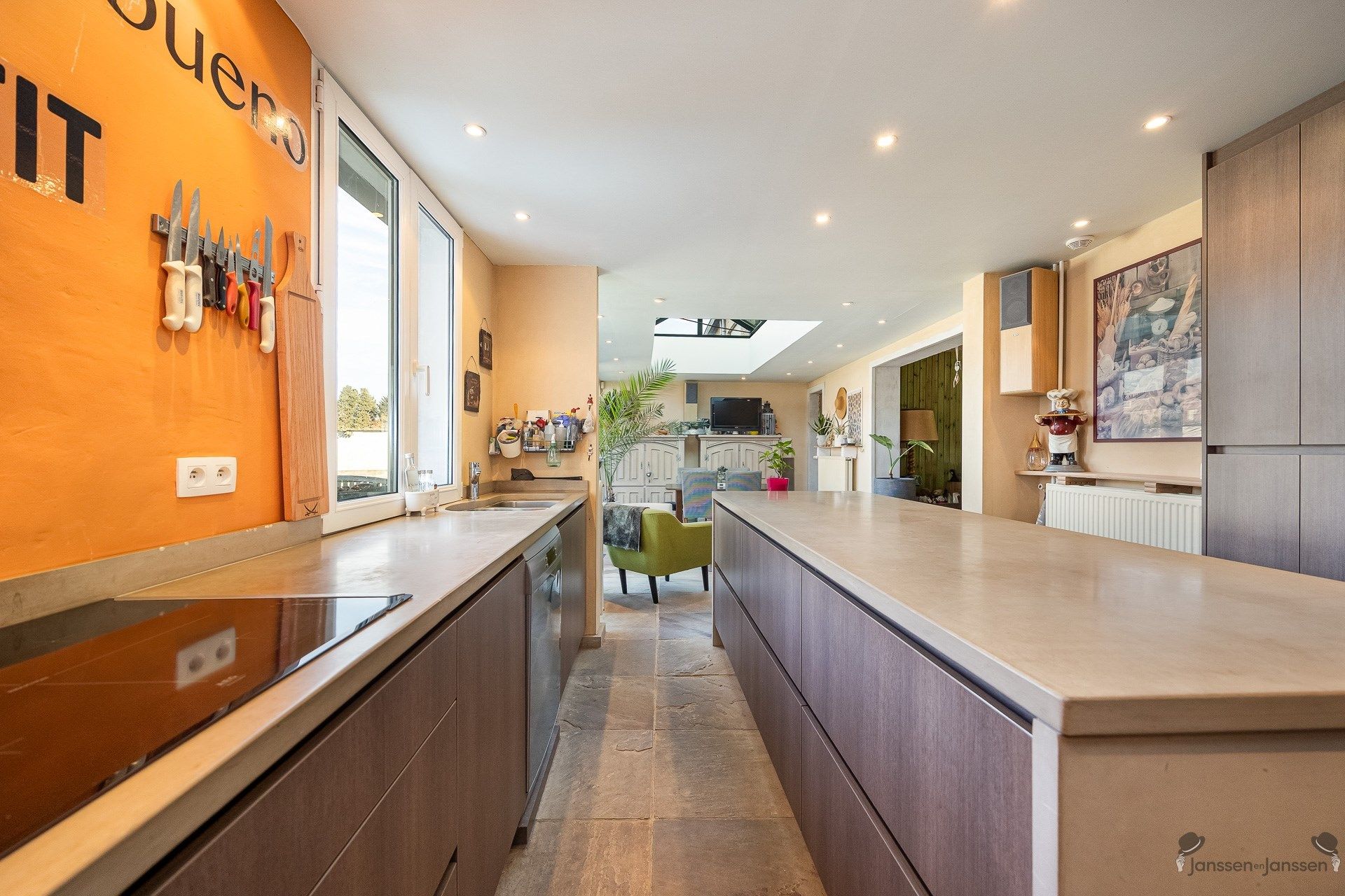 Ruime woning met bijgebouw op een perceel van 497m². foto 12