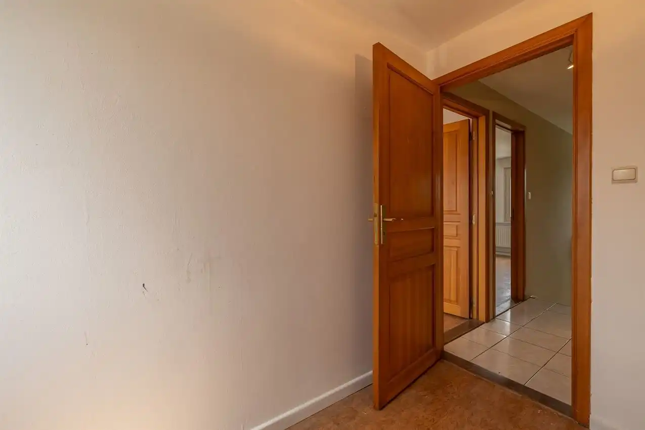 Vier slaapkamers. Twee staanplaatsen. En achteraan een verrassende buitenplek met zuiderse patio-sfeer foto 46