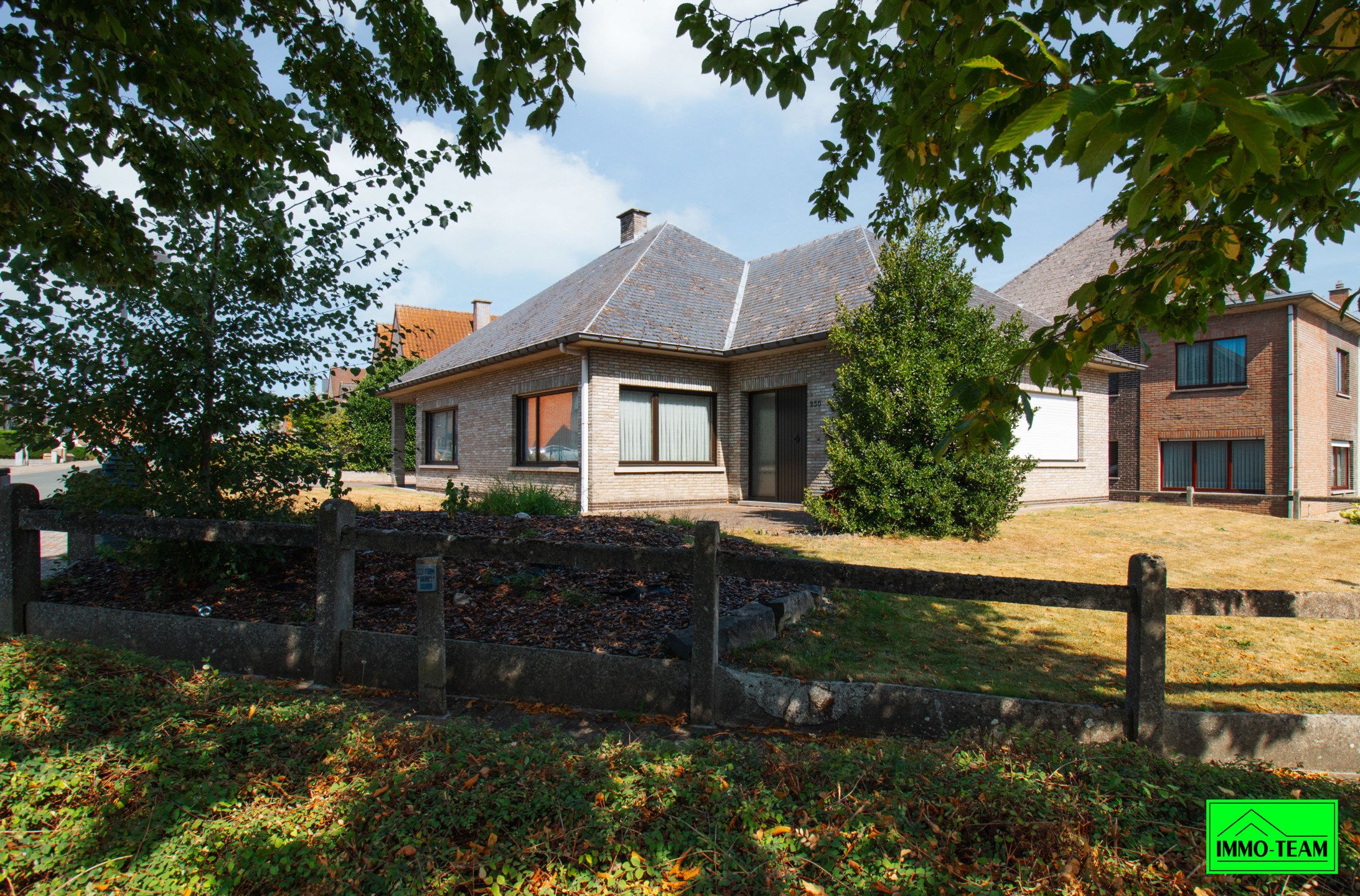 Hoofdfoto van de publicatie: 4-gevel woning in residentiële woonwijk
