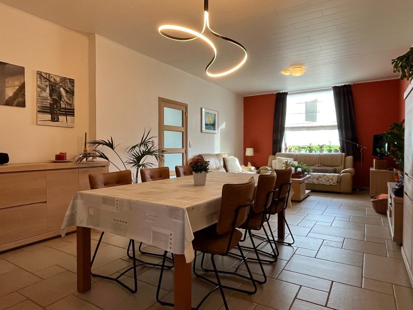 Gezinswoning met 4 slaapkamers te koop in het landelijke Sint-Denijs- Zwevegem!  foto 2