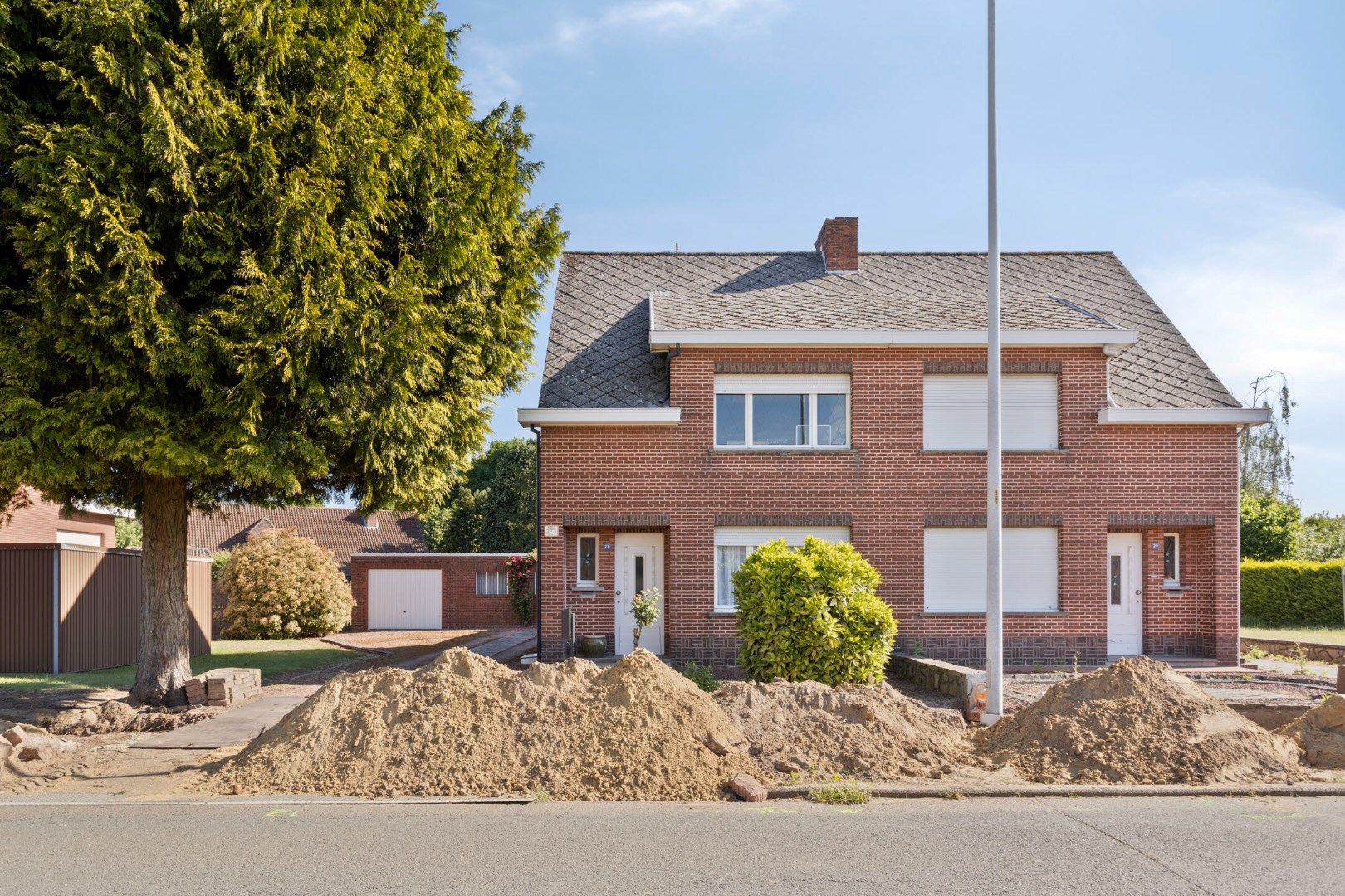 Hoofdfoto van de publicatie: Te renoveren halfopen woning met 3 slaapkamers op een perceel van ca. 780 m² !