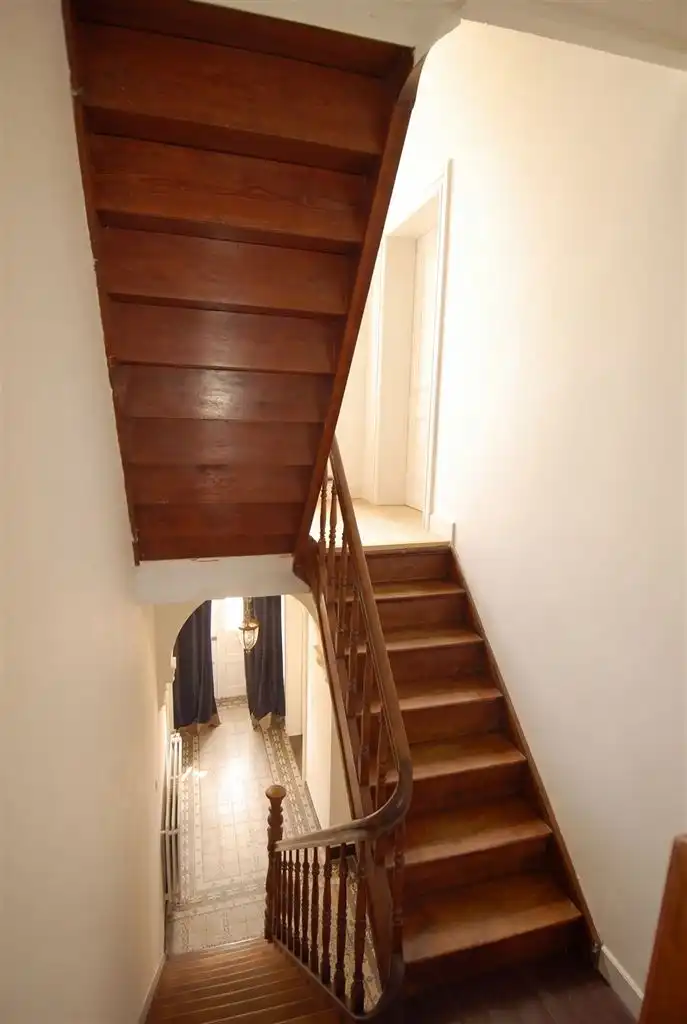 Volledig gerenoveerd, instapklaar herenhuis in eclectische stijl  met 3 slaapkamers(+dressing), mooi aangelegde tuin en autostaanplaats. foto 11