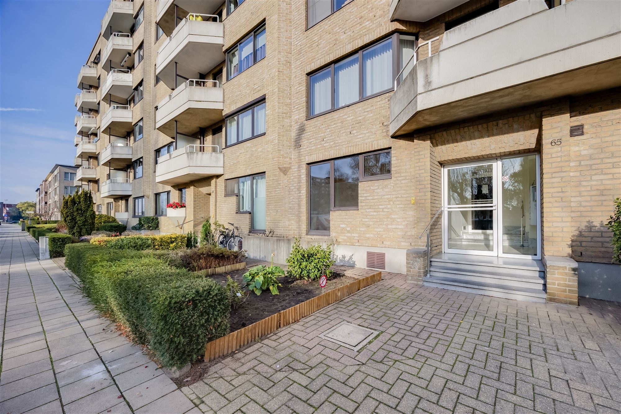 Instapklaar 2 slaapkamer appartement met gezellige tuin foto 2