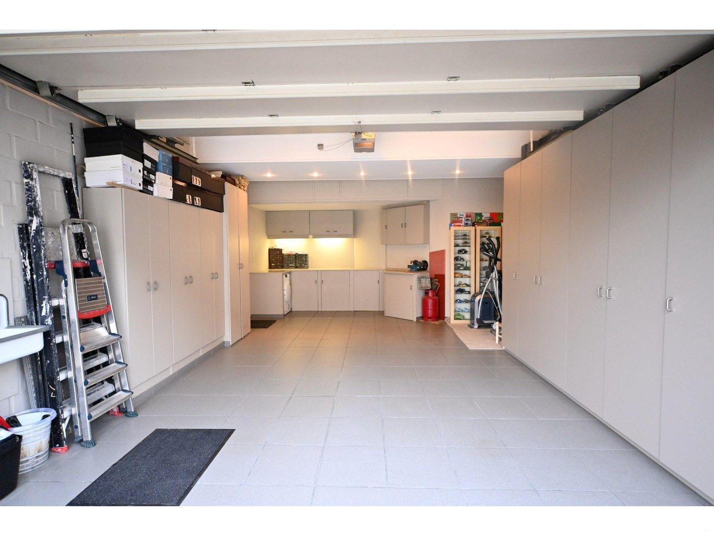 Ruime inpandige garagebox . foto 3