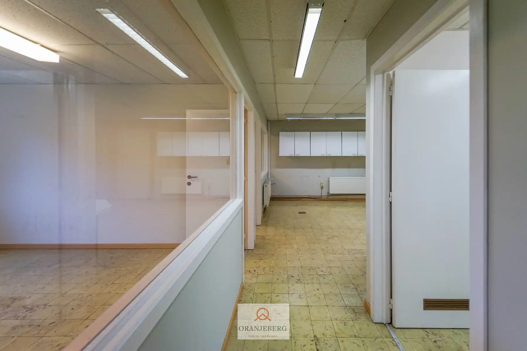 Ruim handelspand met meerdere ruimtes en parking te huur in centrum Drongen foto 17