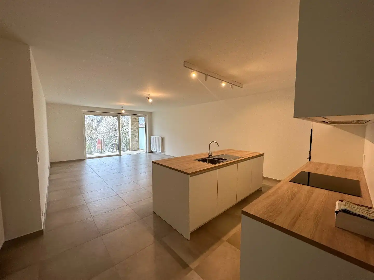 Ruim en energiezuinig 2-slaapkamerappartement met twee terrassen in centrum Ieper! foto 3