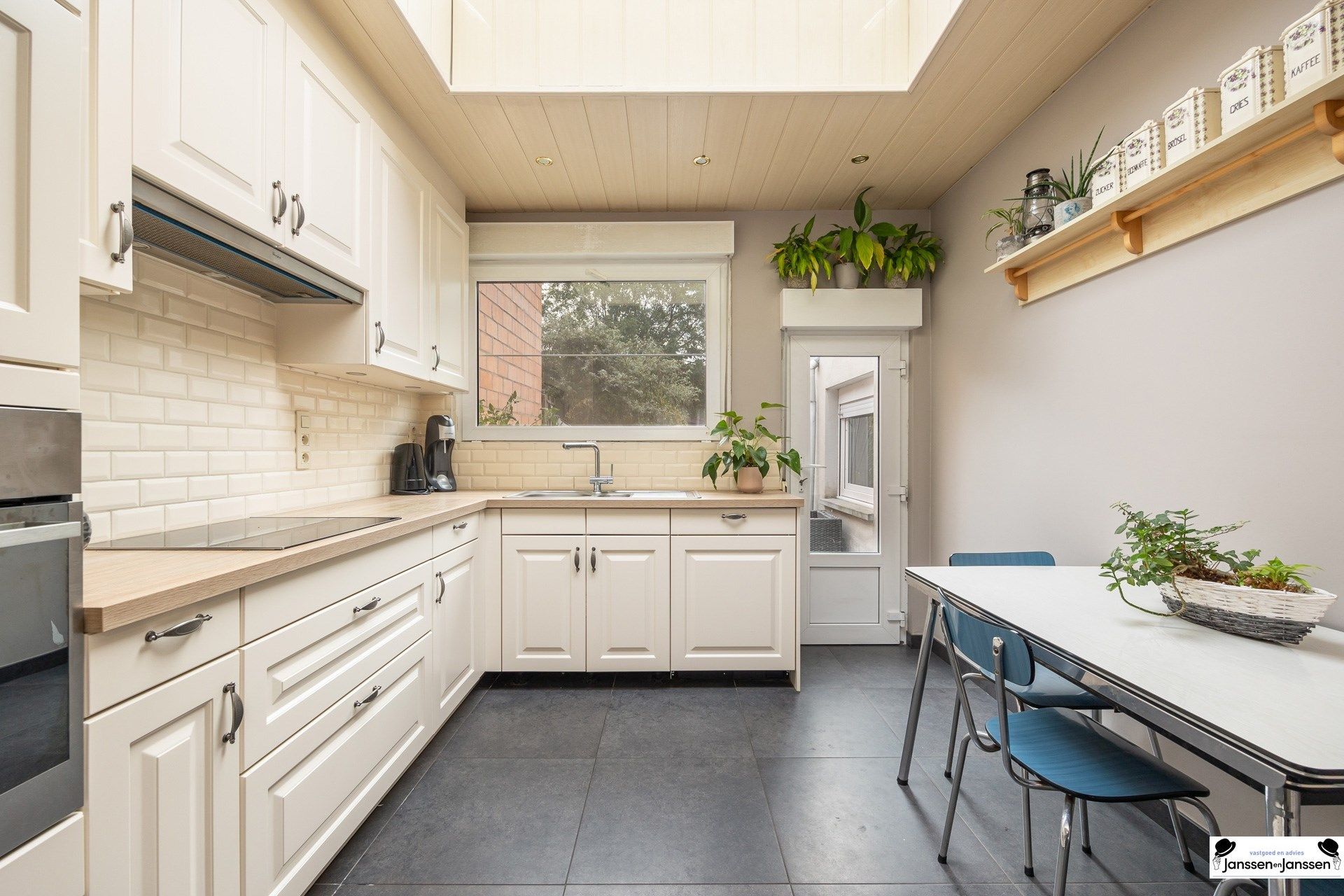 Charmante woning met 3 slaapkamers en gezellige tuin op toplocatie te Merksem foto 4
