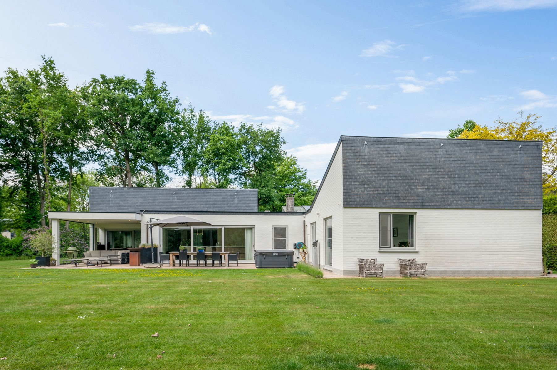 Residentiëel gelegen gelijkvloerse villa op ca. 3.008 m². foto {{pictureIndex}}