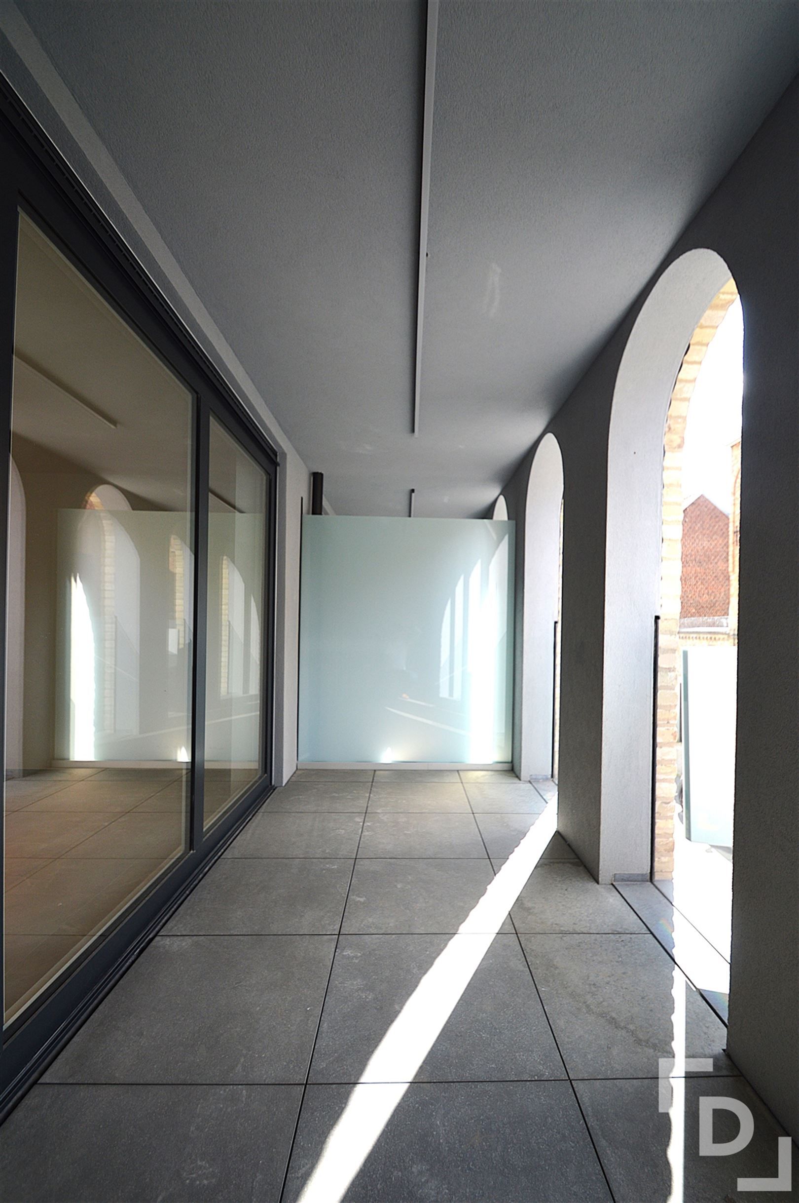 Nieuwbouwappartement van hoogwaardige afwerking met staanplaats te huur in centrum Ieper foto 10