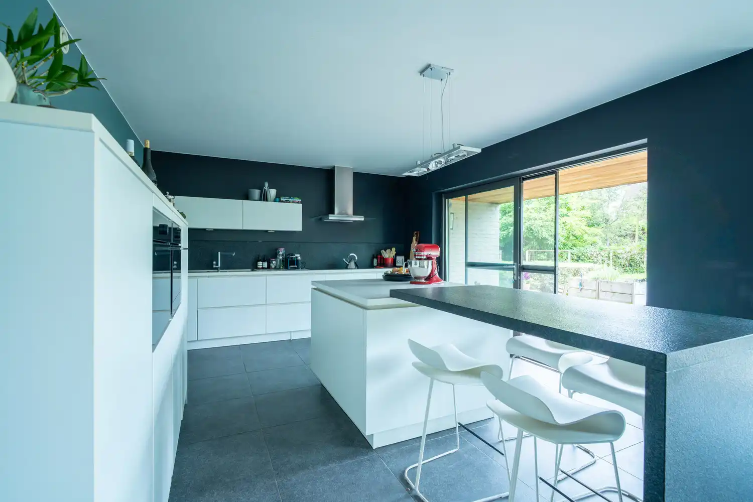 Een zonovergoten woning met aangelegde tuin en vijver, met instelprijs. foto 8