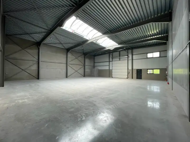 Recente KMO-unit van 369 m² met kantoor, buitenopslag en 2 parkeerplaatsen foto 3