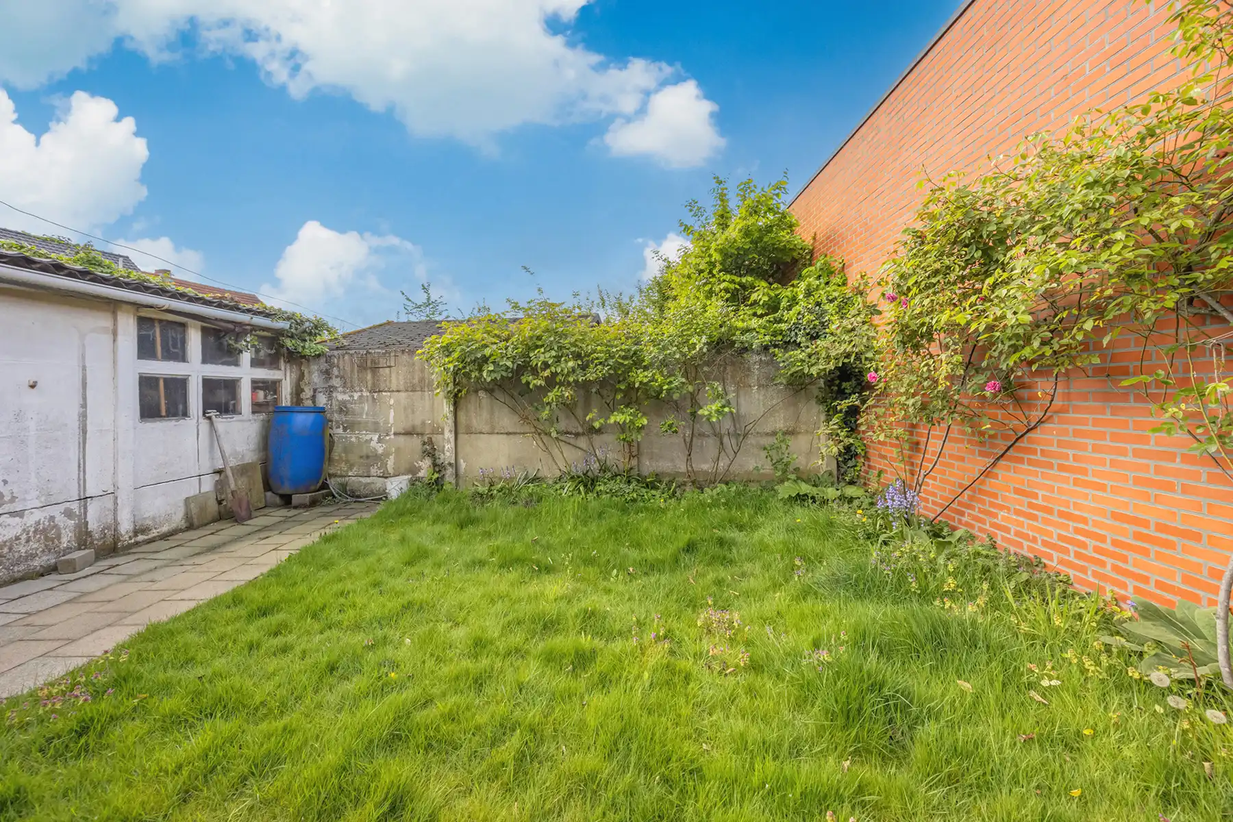 CENTRAAL GELEGEN WONING MET ZONNIGE TUIN EN STERK POTENTIEEL foto 17