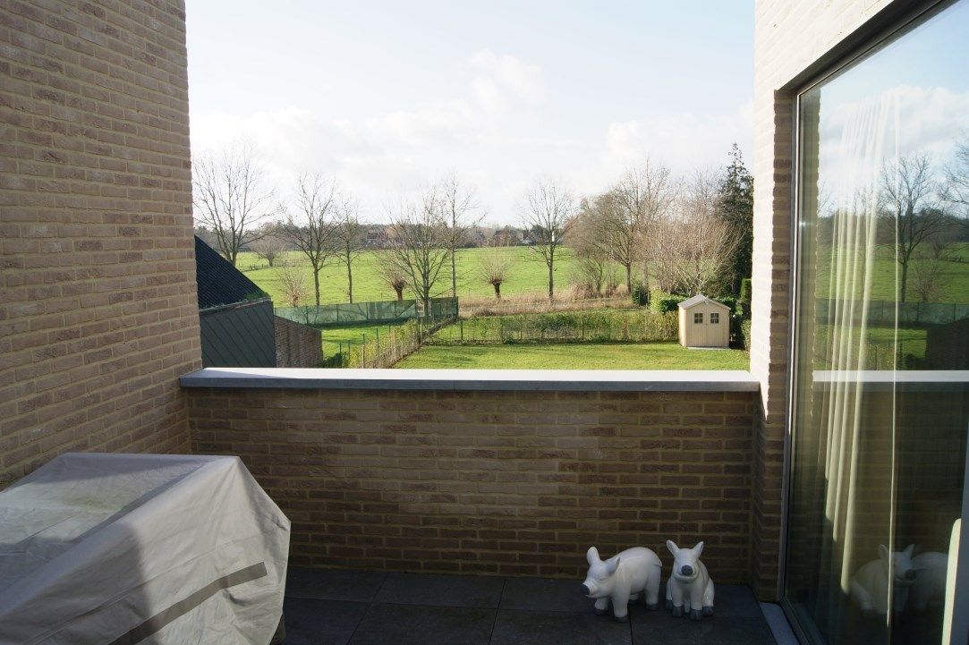 Lichtrijk 2-slp appartement (90 m²) met ruim zonneterras en autostaanplaats. foto 2