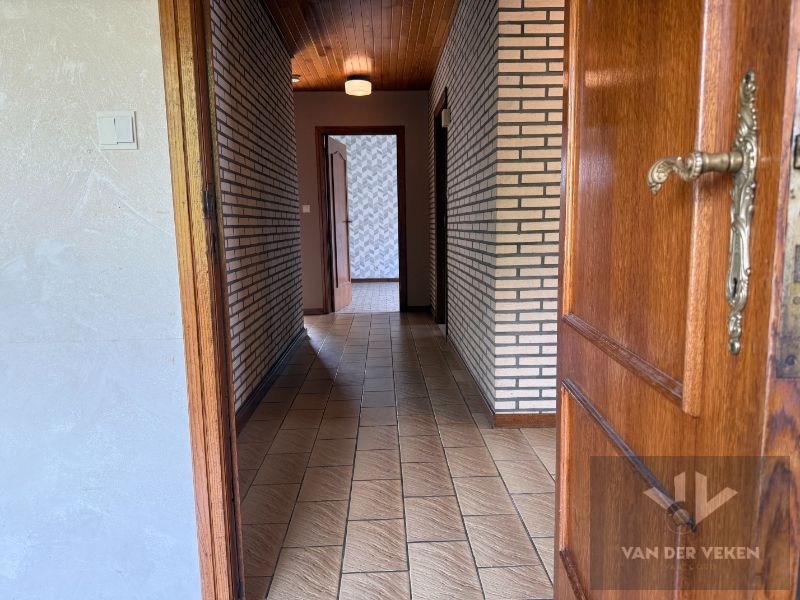 Te renoveren, ruim, centraal en toch rustig gelegen glvl 2-slpkapp met ruim terras nabij centrum Halveweg Zonhoven foto 11