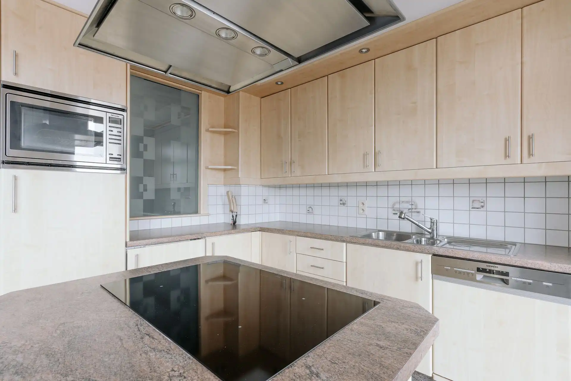 Karaktervolle bel-étage met grote tuin foto 7