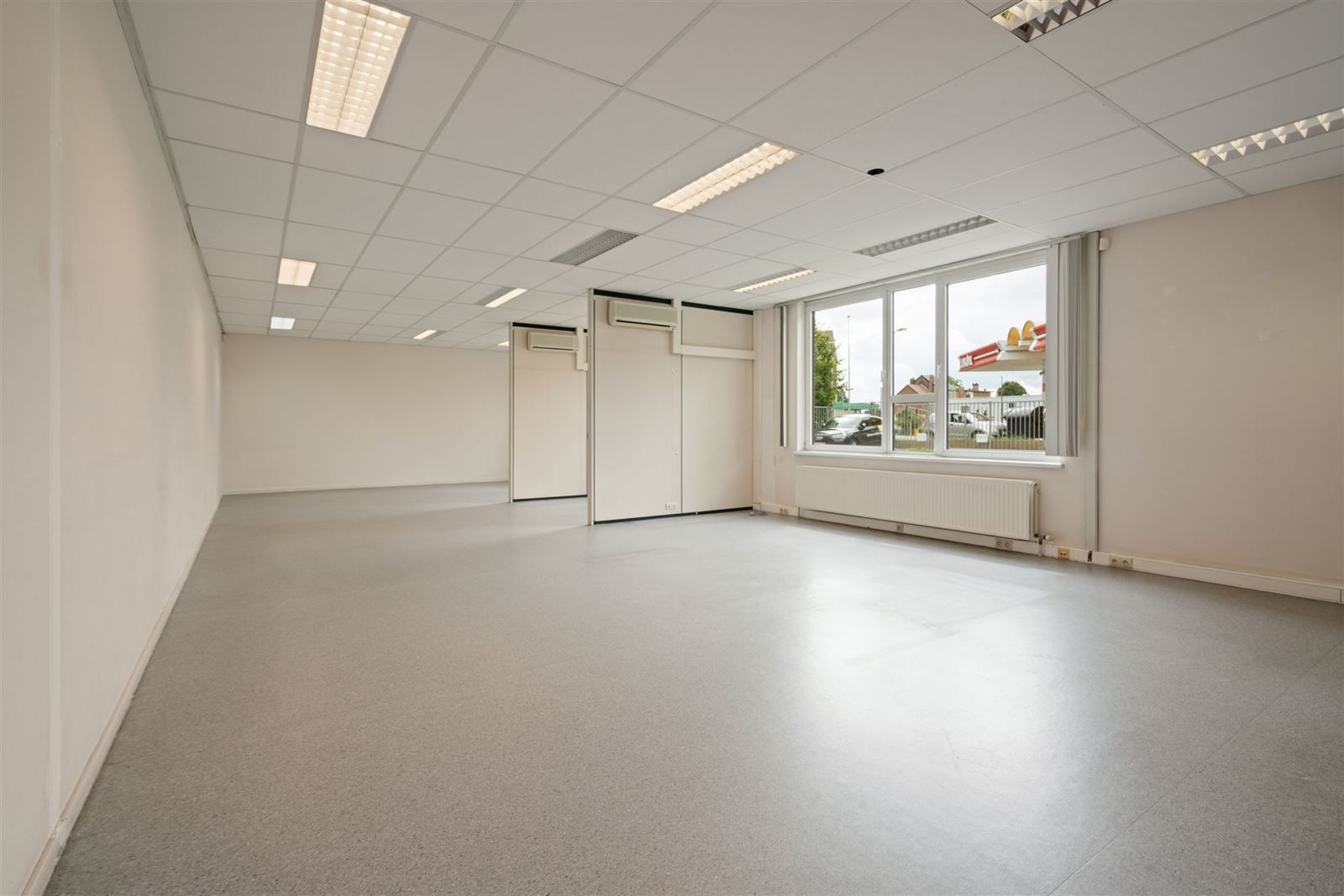 Ruime en goed gelegen kantoorruimte met onthaal en 4 parkings foto 4
